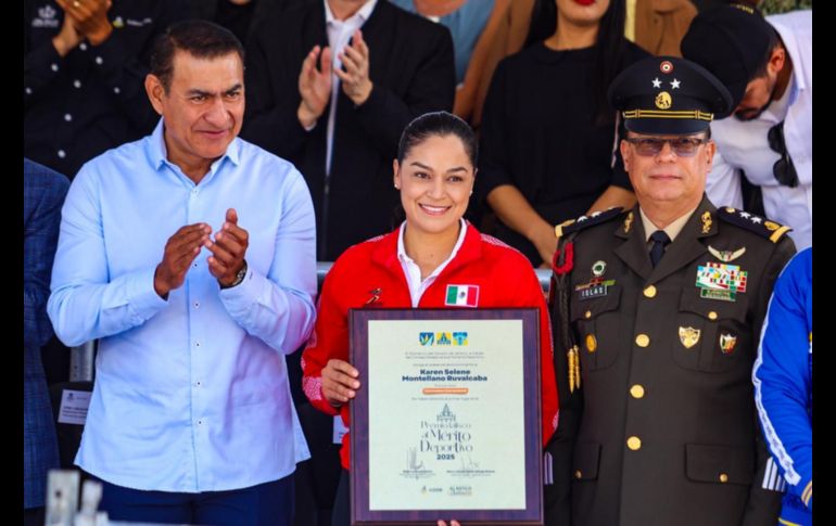 En el marco del desfile por el 115 aniversario de la Revolución Mexicana, se rindió homenaje a las y los ganadores del Premio Estatal del Deporte y del Premio Jalisco al Mérito Deportivo. EL INFORMADOR / A. Navarro