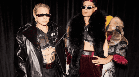 Los recientes ganadores de 5 Latín Grammys se vieron envueltos en una polémica, mientras grababan un videoclip en medio de un avión en pleno vuelo, cuando Paco Amoroso chocó contra una azafata. Instagram/ca7rielypacoamoroso