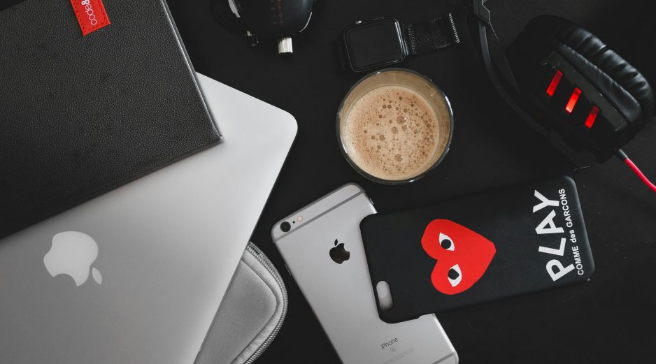 Cabe señalar que antes de realizar cualquier proceso de limpieza debes apagar y desconectar de la corriente el celular o aparato electrónico. Unsplash