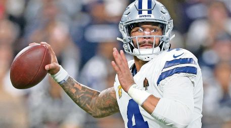 Dak Prescott hizo cuatro pases de anotación y sumó 246 yardas. AFP/C. Petersen