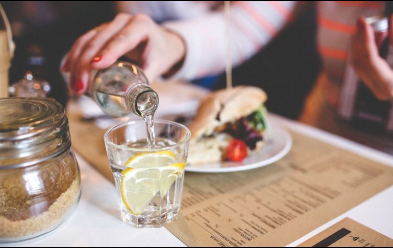 El estómago tiene una capacidad limitada. Si se llena simultáneamente de comida y grandes cantidades de agua, podrías provocar incómodos problemas digestivos. CANVA