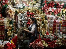 Desde esferas y series hasta árboles y moños artesanales, en la Perla Tapatía hay opciones ideales para vestir tu Navidad. EL INFORMADOR/ARCHIVO
