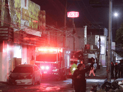 Al centro nocturno acudieron elementos del Heroico Cuerpo de Bomberos, quienes lograron rescatar del incendio a nueve personas. SUN / O. Contreras