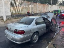 El conductor del vehículo logró darse cuenta a tiempo del suceso; Bomberos de Zapopan confirmaron que no se presentaron lesionados. ESPECIAL / FACEBOOK Protección Civil y Bomberos Zapopan