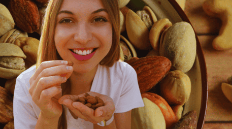 Casos de enfermedades como salmonelosis y brotes de hepatitis A han sido vinculados al consumo de frutos secos contaminados. ESPECIAL / CANVA