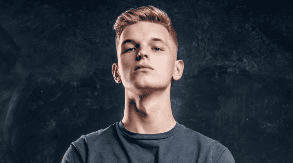 Más que un rostro en sí, lo que distingue a un narcisista (según la investigación) es la forma calculada en la que decide mostrarse ante los demás. CANVA