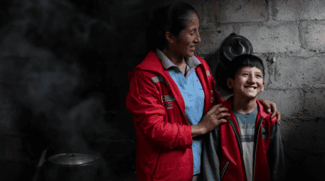 La pobreza se cobra la vida de los niños y niñas, socava su salud y su desarrollo y limita su aprendizaje. La pobreza niega a la infancia sus derechos fundamentales. UNICEF.ORG