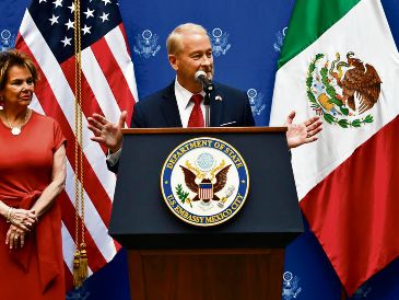 El equipo del embajador Ronald Johnson respondió a comentarios de usuarios de X que utilizaron lenguaje ofensivo.