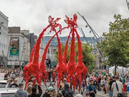 Las enormes jirafas recorrerán las calles de la Perla Tapatía este fin de semana. ESPECIAL