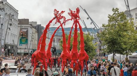 Las enormes jirafas recorrerán las calles de la Perla Tapatía este fin de semana. ESPECIAL