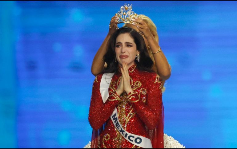 Fátima Bosch, de 25 años, es la cuarta en subir al escenario y tomar el micrófono, antes de convertirse en la cuarta mexicana en ganar la corona. EFE/ R. YONGRIT