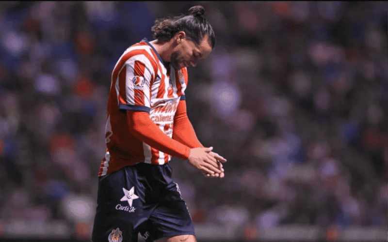 En el apartado económico, la directiva de Chivas, encabezada por Fernando Hierro, invirtió 4 millones de dólares por el 80% de los derechos federativos del jugador. IMAGO7 