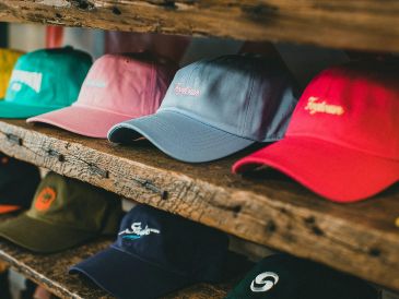 Dependiendo de quién la utilice o del entorno en el que se use, una gorra puede expresar estados emocionales. Unsplash