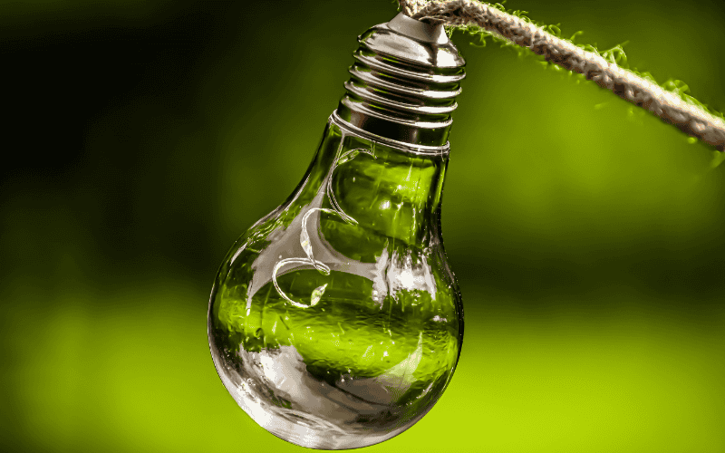 La energía renovable proviene de fuentes naturales que se reponen continuamente, como el sol, el viento y el agua. CANVA