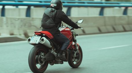 Viajar en carretera exige llantas bien calibradas, ya que una presión incorrecta afecta el agarre, la estabilidad y el rendimiento del vehículo. CANVA