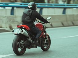 Viajar en carretera exige llantas bien calibradas, ya que una presión incorrecta afecta el agarre, la estabilidad y el rendimiento del vehículo. CANVA