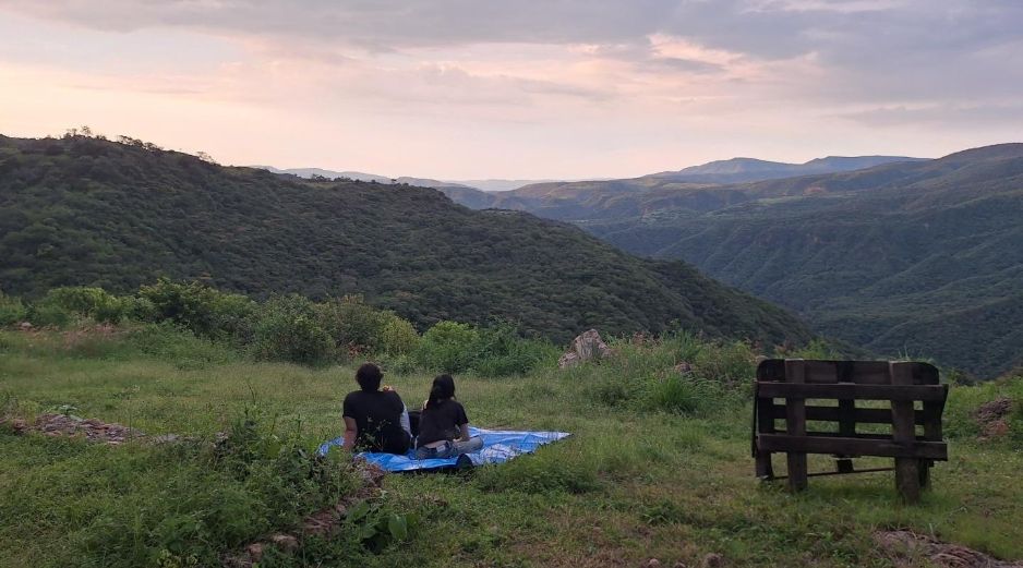 Durante el día, los visitantes pueden recorrer veredas empinadas que llevan a miradores naturales, practicar trail running entre caminos de tierra rojiza, observar aves que sobrevuelan las barrancas o simplemente extender una manta para admirar la puesta de sol. ESPECIAL / Parque Ecologico Huilotán