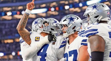 Dak Prescott (#4) fue el responsable de tres anotaciones para lograr la remontada en casa. AP