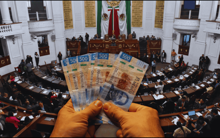 Actualmente la dieta mensual de un diputado, sin deducciones, asciende a 72 mil 612 pesos mensuales, es decir, 2 mil 420 pesos diarios, por lo que recibirán un aguinaldo de 96 mil 816 pesos. SUN / ARCHIVO