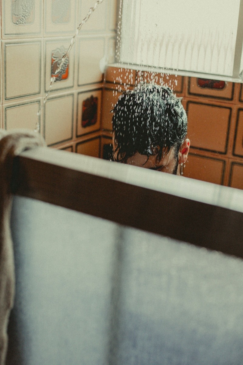 Para cuidar tu piel en temporada de frío haz duchas con agua tibia, evita ducharte con agua muy caliente o fría. UNSPLASH /  H. KAIZER