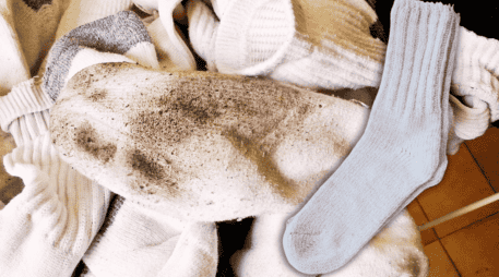 La pérdida de blancura en los calcetines es un problema común provocado por el uso constante, el contacto con el sudor o la acumulación de suciedad. ESPECIAL / CANVA