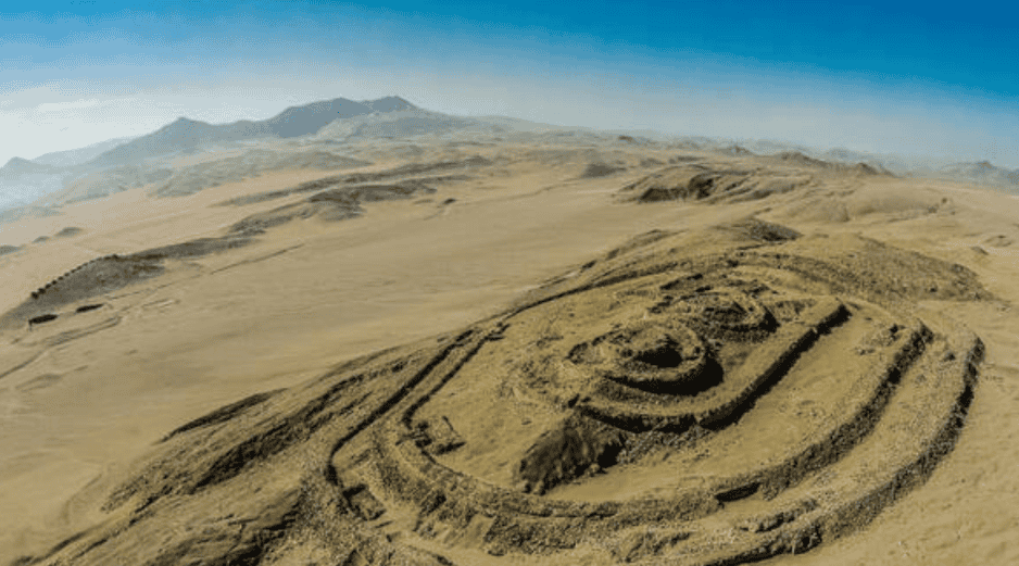 Situado al norte de la costa central del Perú, en el Valle de Casma, este sitio arqueológico posee un conjunto de construcciones edificadas en un paisaje desértico y una serie de características naturales. UNESCO.ORG