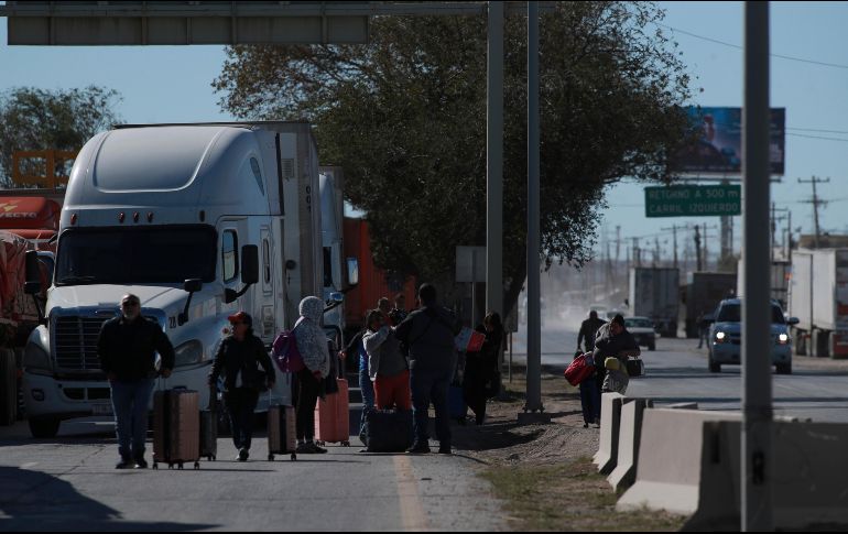 Agricultores cierran la carretera Panamericana en Ciudad Juárez, protestando contra la nueva Ley de Aguas Nacionales. EFE/L. Torres
