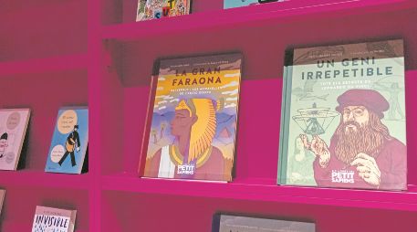 Piezas de “Los libros de Barcelona. Diseño y edición”, que evidencian la textura, tipografía y sobriedad del diseño editorial barcelonés. CORTESÍA