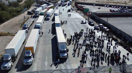 Cientos de tráileres y vehículos de campesinos se estacionaron en diversos puntos carreteros del país. Señalan que el Gobierno federal no atiende sus demandas. SUN/C. Torres