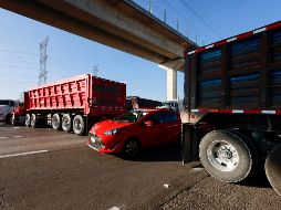 Transportistas bloquean un tramo carretero en Lerma. Los agricultores del Estado de México han advertido que esta semana continuarán tomando casetas. EFE/F. Gutiérrez