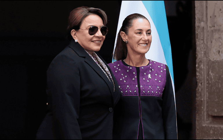 La Presidenta de México, Claudia Sheinbaum, posa junto a su homóloga de Honduras, Xiomara Castro, durante una ceremonia de bienvenida en Palacio Nacional. EFE/J. Méndez