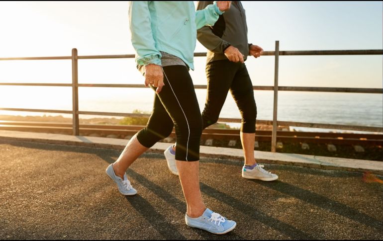 De acuerdo con el estudio inicial publicado en 2007, la caminata a intervalos puede contribuir a la regulación de la presión arterial y al aumento de la fuerza muscular sin generar un impacto excesivo en las articulaciones. CANVA