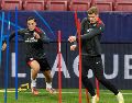 Giacomo Raspadori y Alexander Sorloth, del Atlético de Madrid, durante un entrenamiento antes del partido de Liga de Campeones ante el Inter de Milán. EFE/S. Pérez