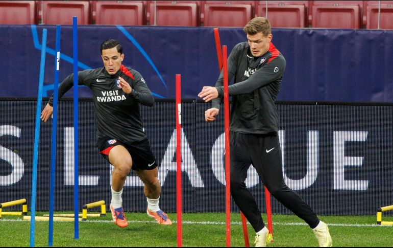 Giacomo Raspadori y Alexander Sorloth, del Atlético de Madrid, durante un entrenamiento antes del partido de Liga de Campeones ante el Inter de Milán. EFE/S. Pérez