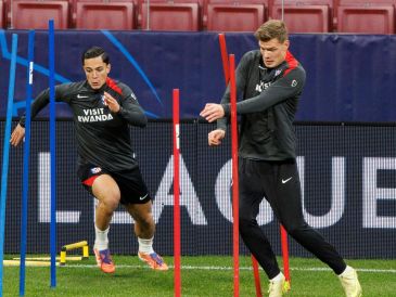 Giacomo Raspadori y Alexander Sorloth, del Atlético de Madrid, durante un entrenamiento antes del partido de Liga de Campeones ante el Inter de Milán. EFE/S. Pérez