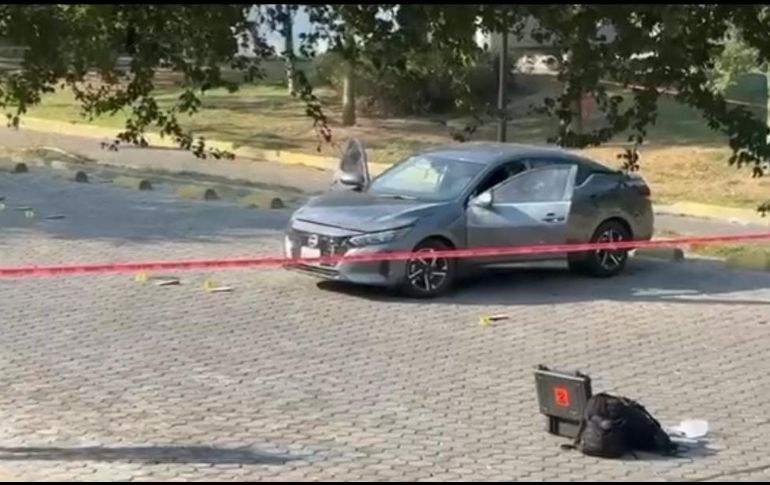 De forma extraoficial se indicó que el vehículo, un Nissan Sentra gris de reciente modelo, tenía impactos de bala y huellas de líquido hemático. ESPECIAL
