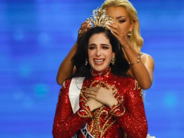 Fatima Bosch (al frente) reacciona al ser coronada Miss Universo 2025 por la danesa Victoria Kjaer Theilvig (detrás), Miss Universo 2024, durante la 74.ª edición de Miss Universo 2025 en el Impact Challenger Hall de la provincia de Nonthaburi, en las afueras de Bangkok. EFE/ R. YONGRIT