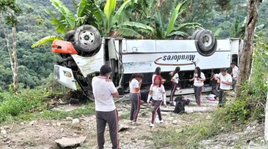 Una estudiante perdió la vida y 25 más resultaron heridas tras la volcadura de un autobús de pasajeros en el municipio de Emiliano Zapata, en la zona conurbada de Xalapa, capital de Veracruz. ESPECIAL