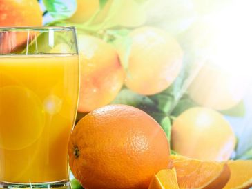 No solo la vitamina C hace del jugo de naranja un aliado para el invierno: también aporta flavonoides y antioxidantes naturales, como los carotenoides, que ayudan a neutralizar los radicales libres y reducir el estrés oxidativo. Pixabay