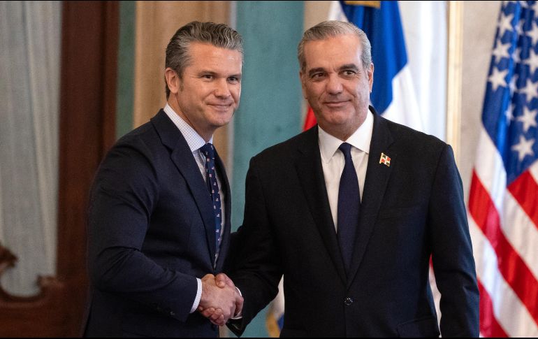 El presidente dominicano, Luis Abinader (derecha), sostuvo un encuentro con el secretario de Guerra estadounidense, Pete Hegseth. EFE/O. Barría