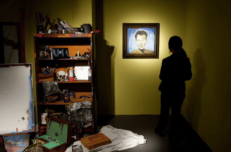 La muestra presenta pinturas, dibjos y otras obras de arte de Johnny Depp y será abierta al público a partir del 28 de noviembre. EFE/F. Robichon