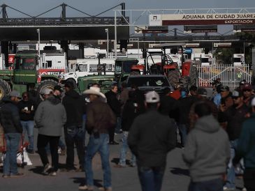 Productores chihuahuenses trasladaron maquinaria agrícola y tractores hasta el acceso al cruce internacional "Zaragoza-Ysleta". SUN / ARCHIVO