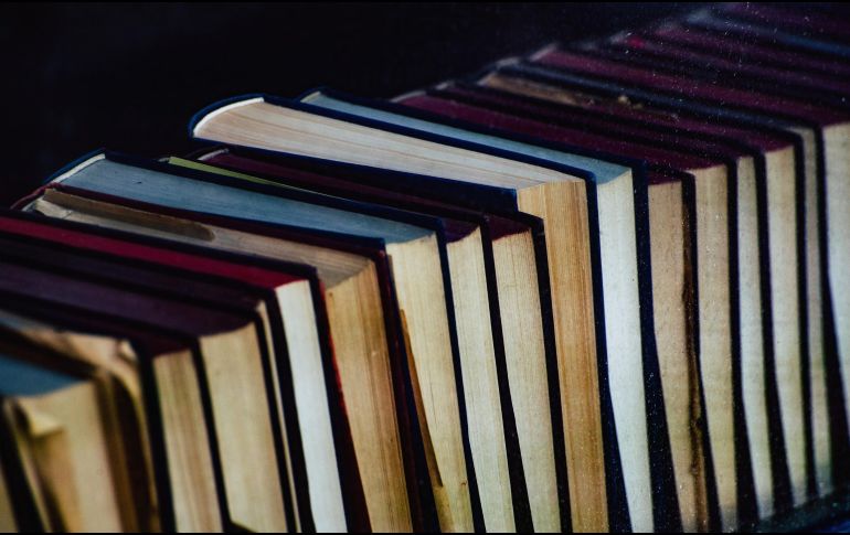 Advierten que es fundamental promover la lectura de libros y textos que desarrollen el análisis crítico, más allá de los contenidos de redes sociales. ESPECIAL / CANVA