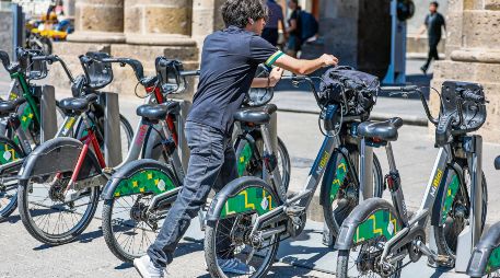 Personal de MiBici revisa y prepara para su reincorporación una de las bicicletas recuperadas durante los operativos recientes. EL INFORMADOR/ A. Navarro