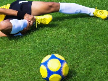 Todo jugador que tenga que recibir la intervención del equipo médico en el terreno de juego por un problema físico tendrá que abandonar el campo durante dos minutos. ESPECIAL / CANVA