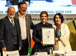 En el mismo acto, el alcalde de Barcelona —ciudad invitada de honor— anunció que la tradicional fiesta de Sant Jordi se celebrará el 6 de diciembre dentro de la FIL. EL INFORMADOR / A. Navarro