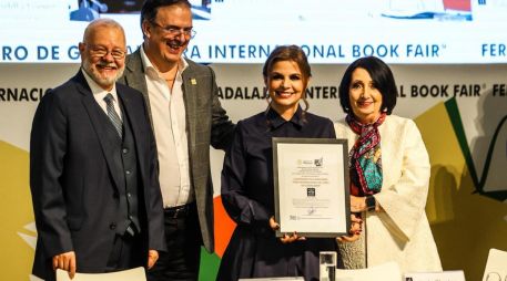 En el mismo acto, el alcalde de Barcelona —ciudad invitada de honor— anunció que la tradicional fiesta de Sant Jordi se celebrará el 6 de diciembre dentro de la FIL. EL INFORMADOR / A. Navarro