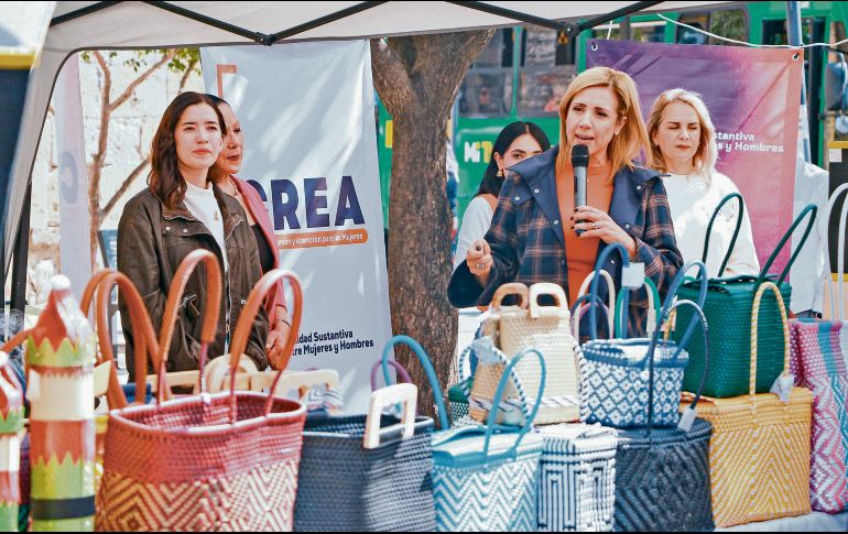 Fabiola Loya Hernández inaugura la Feria de Mujeres Emprendedoras frente al CREA en Guadalajara. ESPECIAL