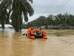 Los tres países han activado amplios operativos de emergencia con apoyo militar y civil, mientras aumenta la llegada de ayuda internacional para reforzar las labores de rescate. EFE/EPA/Basarnas