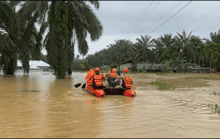 Los tres países han activado amplios operativos de emergencia con apoyo militar y civil, mientras aumenta la llegada de ayuda internacional para reforzar las labores de rescate. EFE/EPA/Basarnas